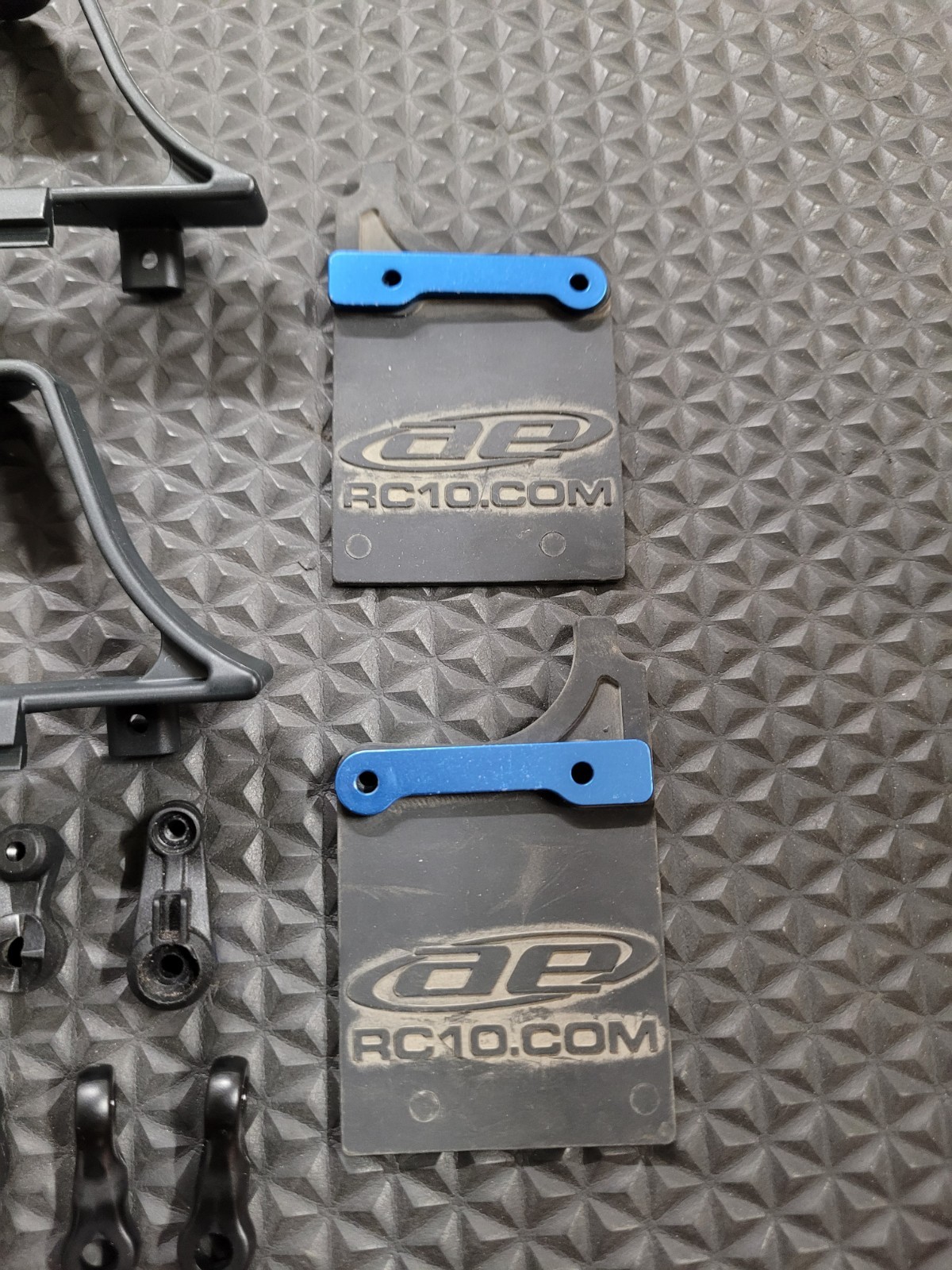 Saddle Pack & Aluminum Screw Uprade Set For Team Associated SC10 4×4 Used