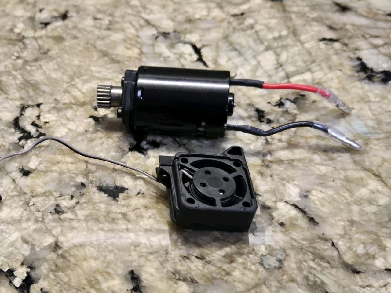 Losi LOS-1907 28T 380 Sized Brushed Motor Plate NASCAR GROM With Fan 19 Pinion