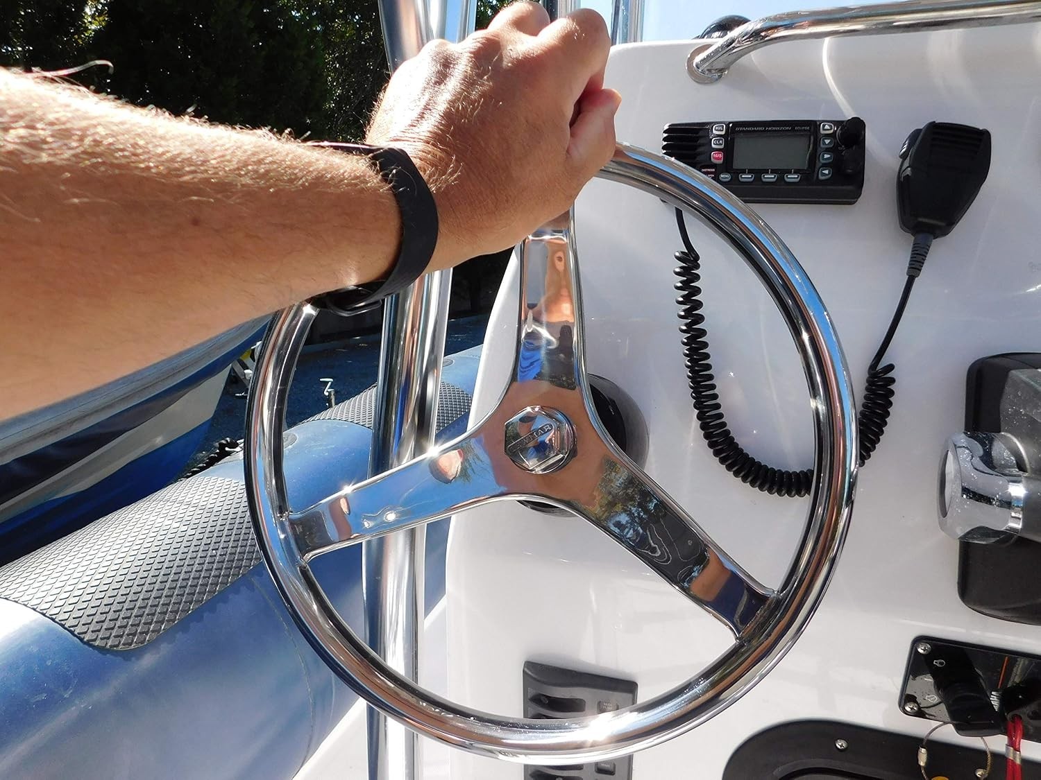 Lewmar 15.5″ Powerboat Steering Wheel with PowerGrip Control Knob and 5/8″ Nut