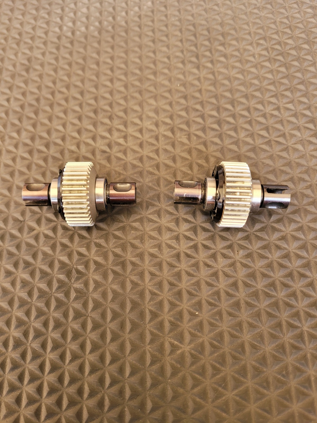 Hot Racing Aluminum Fully Assembled Diffs For Team Associated SC10 4×4 Very Good