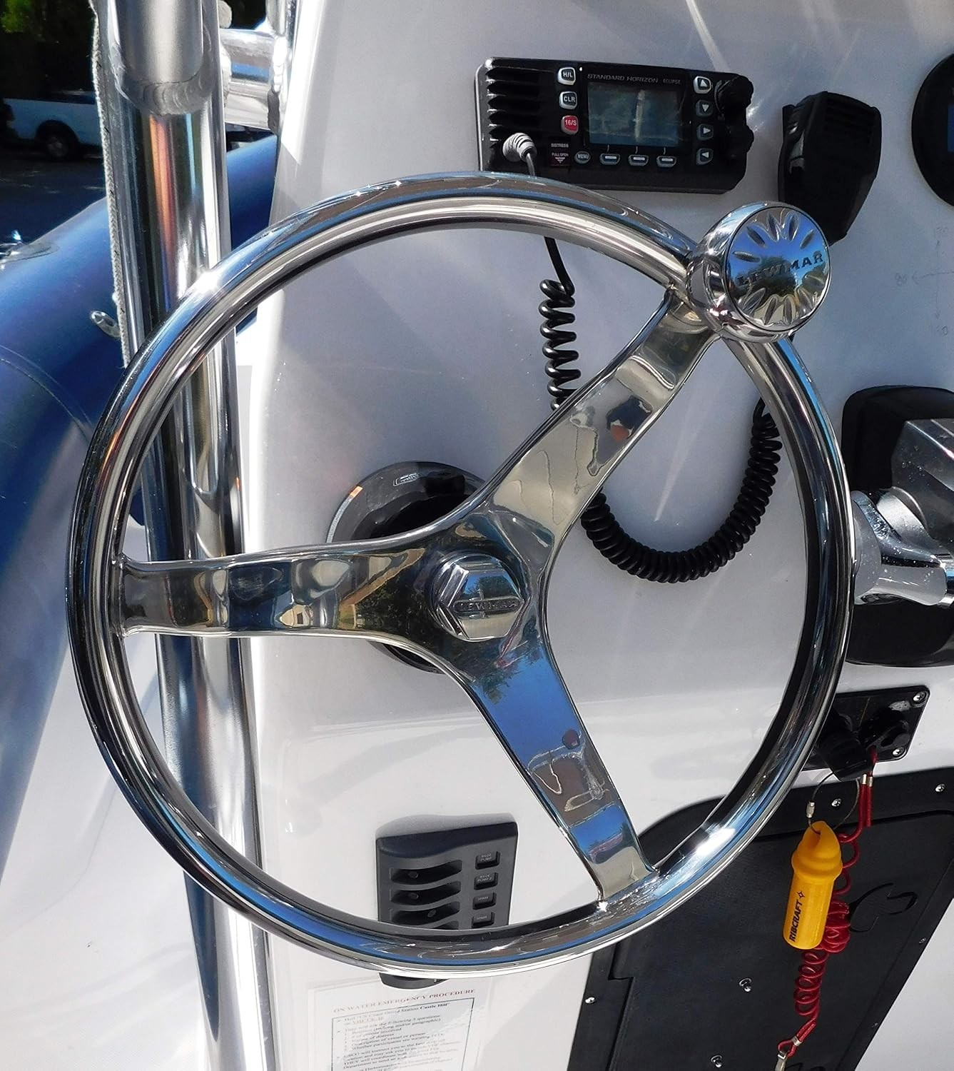 Lewmar 15.5″ Powerboat Steering Wheel with PowerGrip Control Knob and 5/8″ Nut