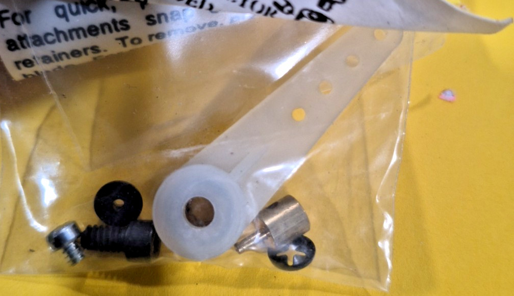 DU-BRO – CAT. NO. 155 ~ NIP!~ – 1 1/4″ Nylon Steering Arm Assembly