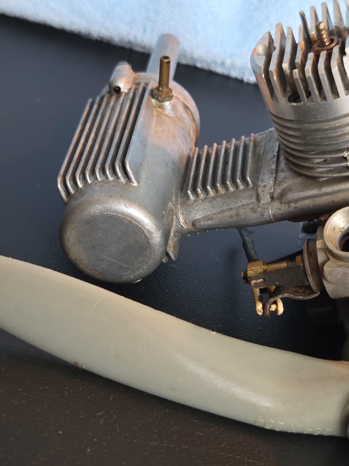Como .40 S SCH (Schnürle ported) two-stroke RC glow engine. Untested. Good Comp