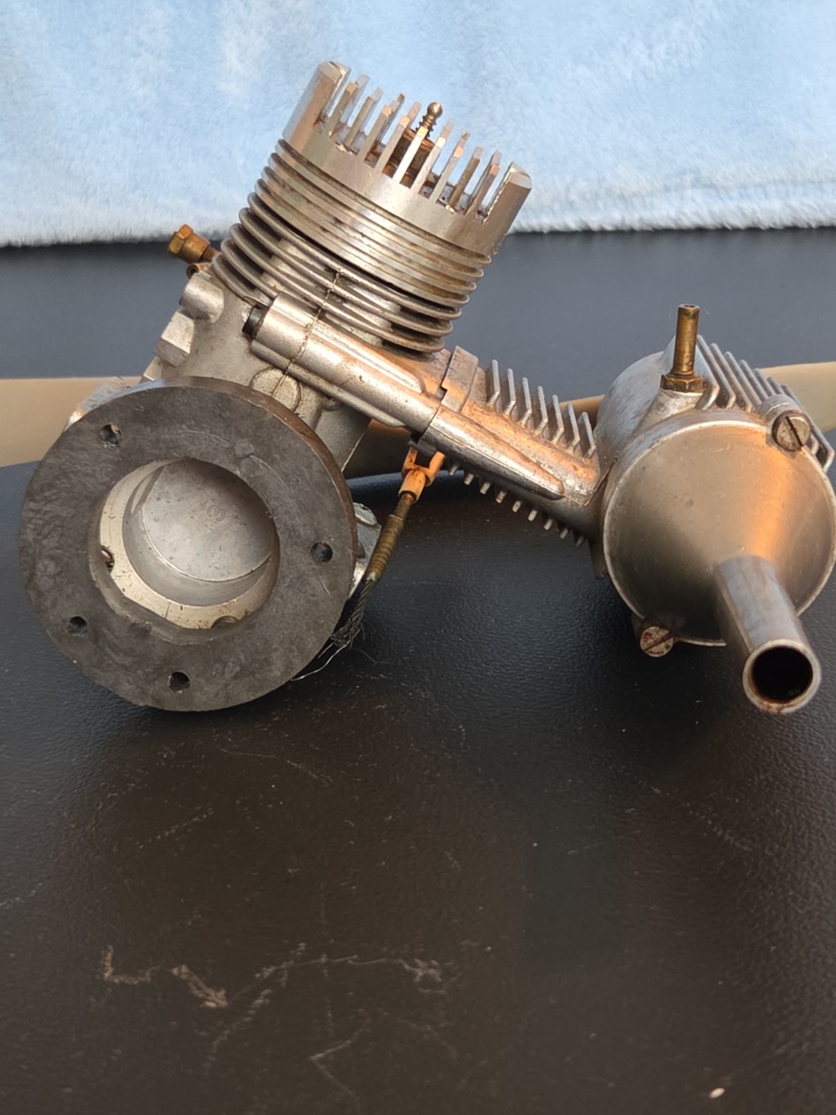 Como .40 S SCH (Schnürle ported) two-stroke RC glow engine. Untested. Good Comp