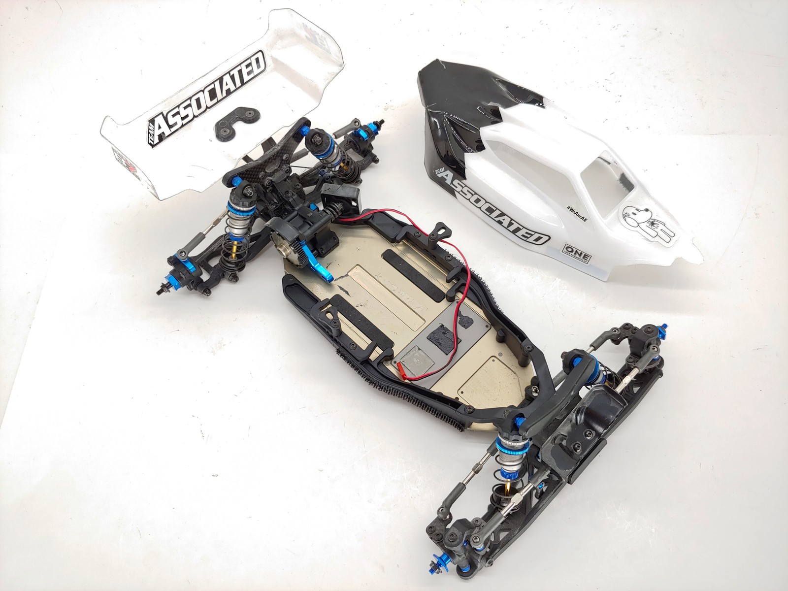 Team Associated RC10B7 B7 1/10 2wd Buggy Roller Slider Chassis w/ Body & Parts