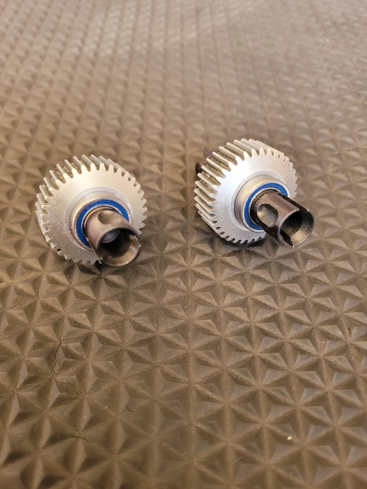 Hot Racing Aluminum Fully Assembled Diffs For Team Associated SC10 4×4 Very Good
