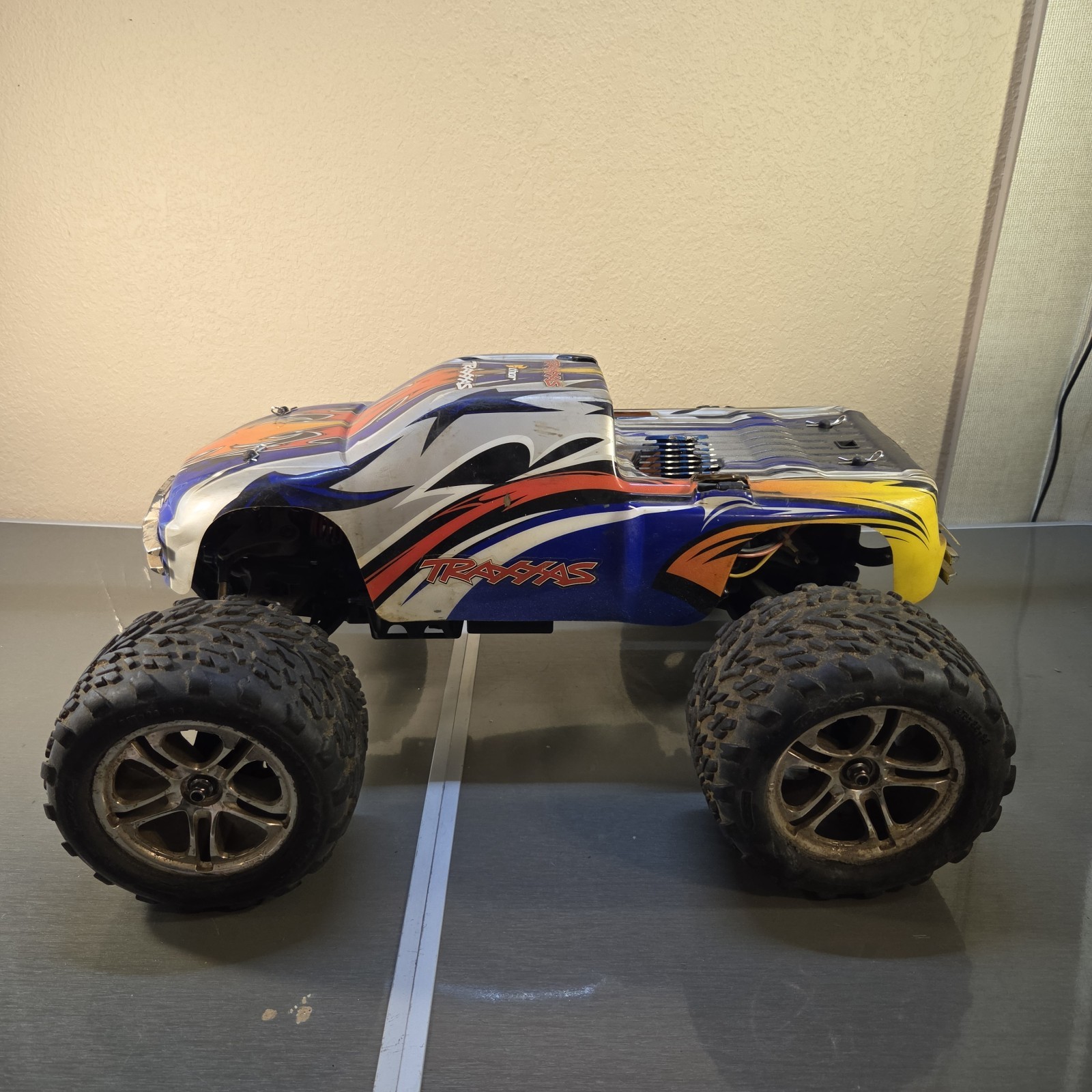 Traxxas Revo 2.5r nitro monster truck For Parts Or Repair. no radio